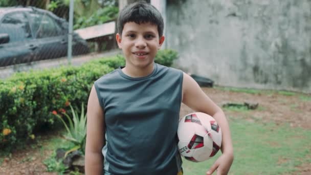 Kind mit Ball in der Hand lächelt — Stockvideo