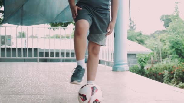ホームボールの足で遊ぶ子供は — ストック動画