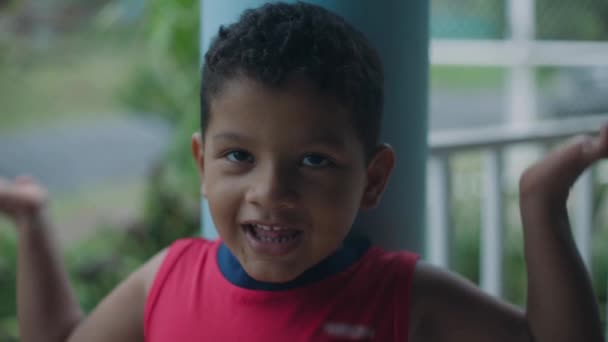 Barn tittar på kameran leende — Stockvideo