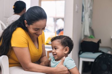 Anne evde çocuğuyla oynuyor.