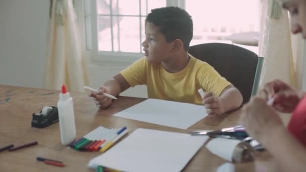 Niño Latino Con Suéter Amarillo Pintando Con Piltos Sábana Blanca — Vídeos de Stock