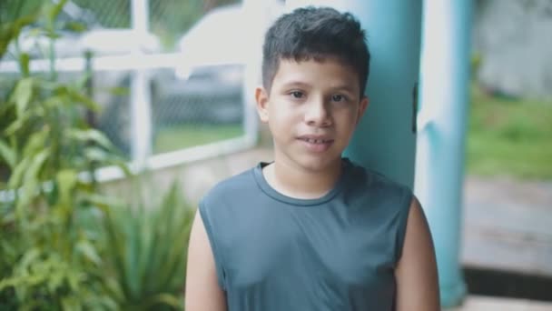 ラテン少年はカメラを見て顔を作る — ストック動画