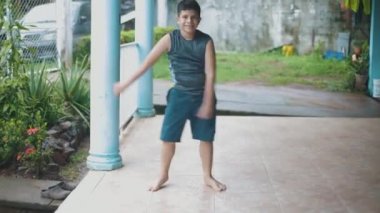 Latin çocuk evinin terasında pop dansı yapıyor..