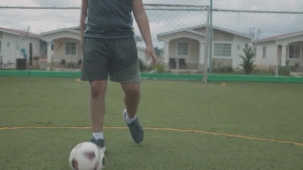 Latein Junge Spielt Mit Dem Ball Auf Dem Feld Von — Stockvideo