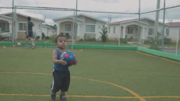 Ребенок Играет Мячом Футбольном Поле — стоковое видео