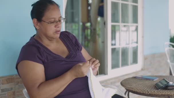 Latina Frau Lila Pullover Sitzt Strickend Ihrem Haus — Stockvideo