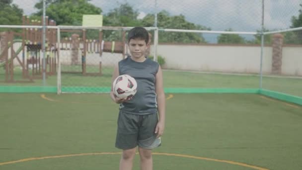 Niño Sosteniendo Pelota Fútbol Con Sus Manos — Vídeos de Stock