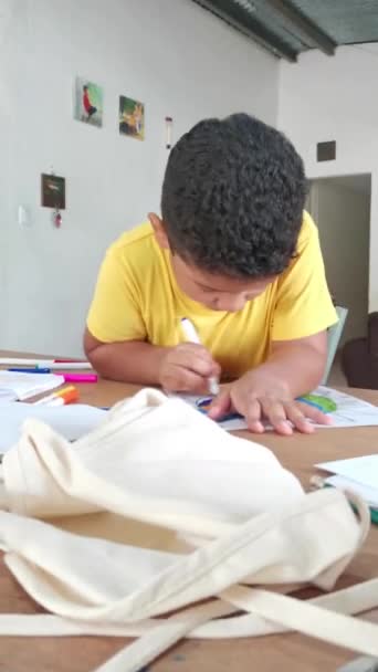 Niño Latino Usando Piloto Para Pintar Hoja Blanca — Vídeo de stock