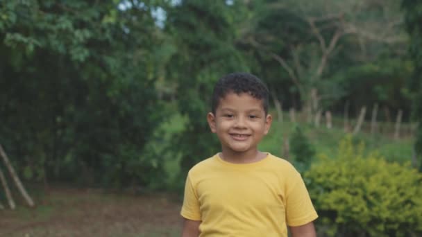 Enfant Avec Pull Jaune Marchant Droit Devant Regardant Caméra Sourire — Video