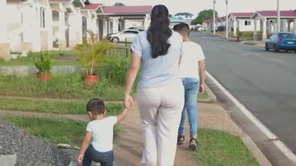 Famille Latino Marchant Sur Trottoir Avec Dos — Video