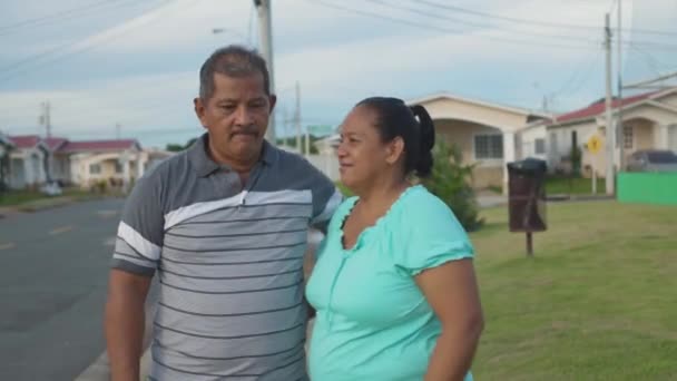 Dospělý Pár Objímání Parku Při Západu Slunce Latino Rodina — Stock video