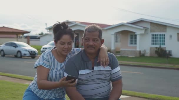 Babası Ile Birlikte Cep Telefonlu Latin Bir Aileyle Fotoğraf Çektiren — Stok video