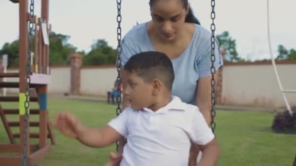 Latina Madre Che Gioca Con Figlio Sull Altalena Nel Parco — Video Stock