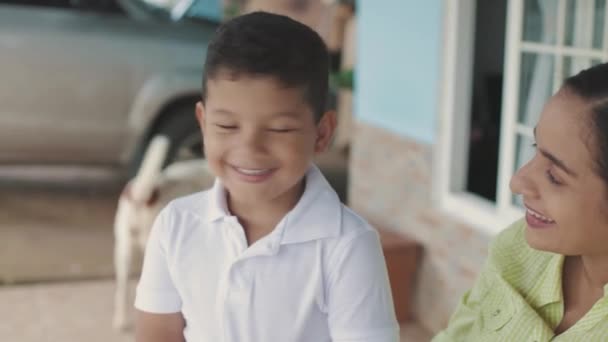 Familia Latina Mamá Hablando Con Hijo Sobre Libro Que Están — Vídeo de stock