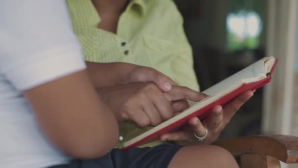Latynoska Rodzina Matka Uczy Syna Czytać Siedzi Bujanym Krześle Zbliżenie — Wideo stockowe