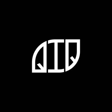 QIQ harfi logo tasarımı siyah arkaplan üzerine. QIQ yaratıcı harflerin baş harfleri logo kavramı. QIQ harf tasarımı.