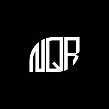 Siyah arka planda NQR harf logosu tasarımı. NQR yaratıcı harflerin baş harfleri logo kavramı. NQR harf tasarımı.