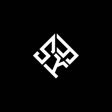 Siyah arkaplanda SKY harf logosu tasarımı. SKY yaratıcı harflerin baş harfleri logo kavramı. SKY harf tasarımı.