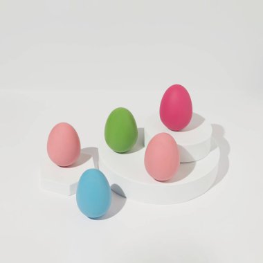 Beyaz bloklara dizilmiş beş renkli Paskalya yumurtası. Modern, asgari bahar estetiği.