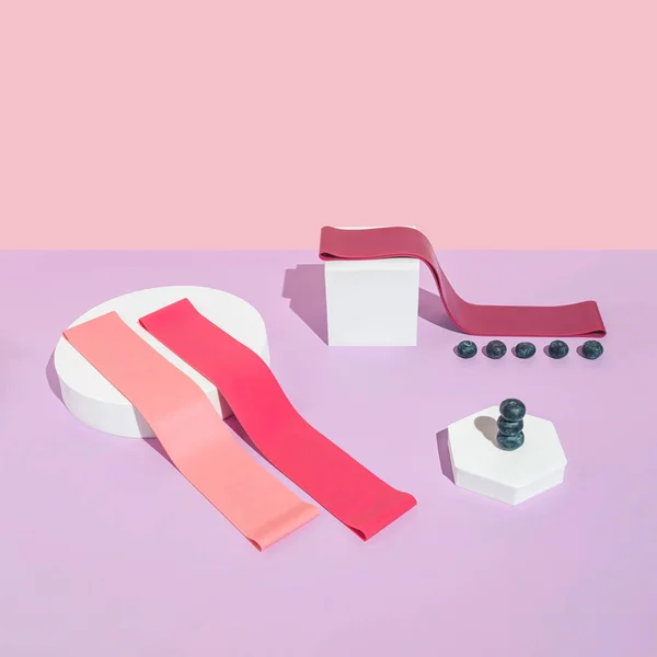 Composición Fitness Mínima Con Arándanos Sanos Bandas Elásticas Color Rosa —  Fotos de Stock