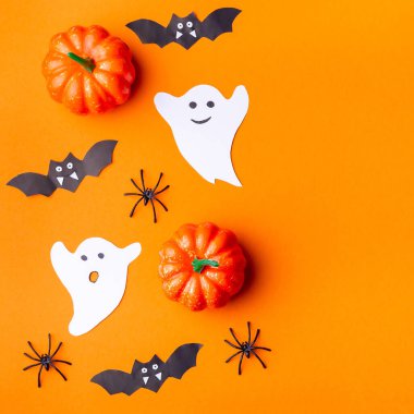 Cadılar Bayramı arka planında örümcekler, hayaletler, yarasalar ve balkabağı var.