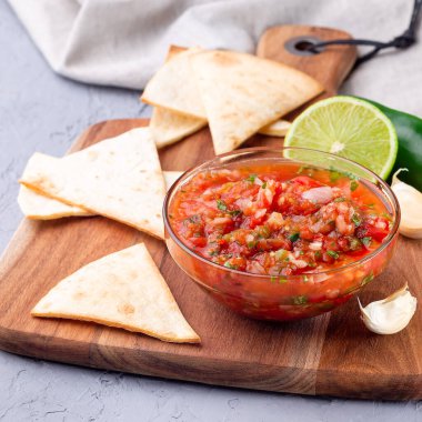Tex-Mex mutfağı, salsa Asada sosu, tortilla cipsi ve limon, kare.
