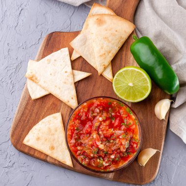 Tex-Mex mutfağı, salsa Asada sosu, tortilla cipsi ve limon, üst manzara, kare.