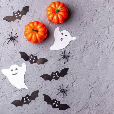 Cadılar Bayramı arka planı örümcekler, hayaletler, yarasalar ve balkabağı ile gri, üst görünüm, kare