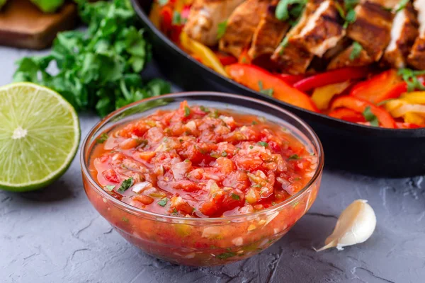 Molho de salsa Asada com legumes assados, servido com frango Fajitas, horizontal — Fotografia de Stock