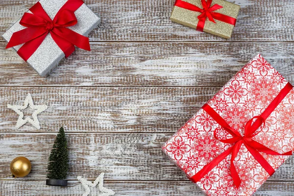 Moldura de Natal com caixas de presente e decoração festiva na mesa, horizontal, vista superior — Fotografia de Stock