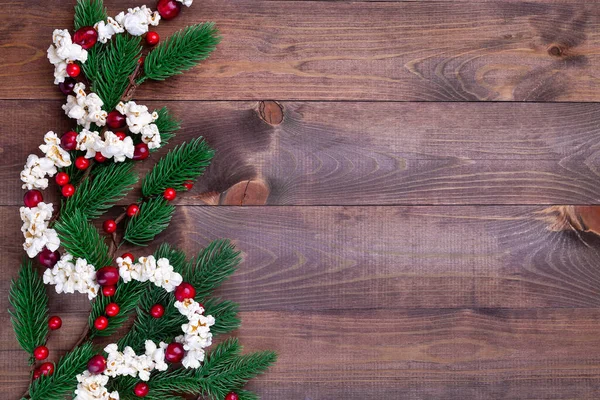 Rand mit traditioneller handgefertigter Weihnachts-Popcorn-Girlande mit roten Preiselbeeren, horizontal — Stockfoto