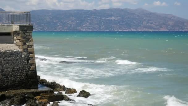 มุมมองของทะเลเอจีและส่วนหนึ่งของป้อมปราการจากด้านข้างของเมือง Rethymno, เกาะครีต, กรีก — วีดีโอสต็อก