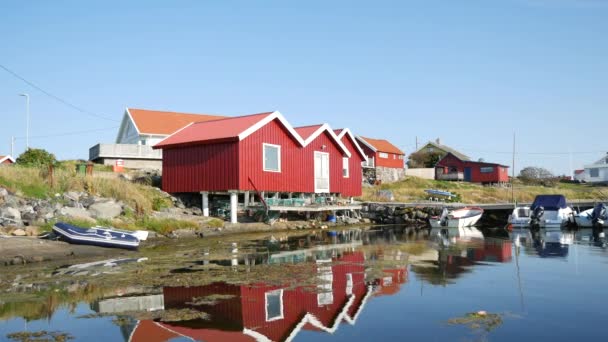 Vissersboten en netten aan de kust, huizen op achtergrond, eiland Roro in de archipel van Göteborg, Zweden — Stockvideo