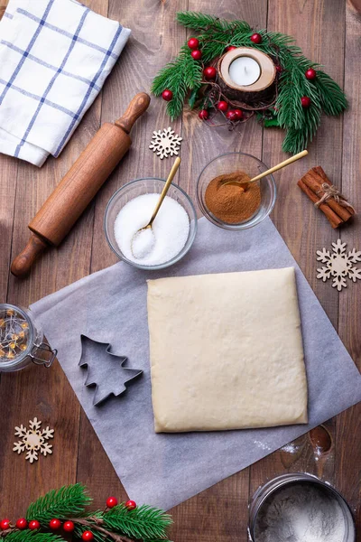 Hacer galletas de Navidad, galletas de hojaldre con azúcar y canela, vista superior —  Fotos de Stock