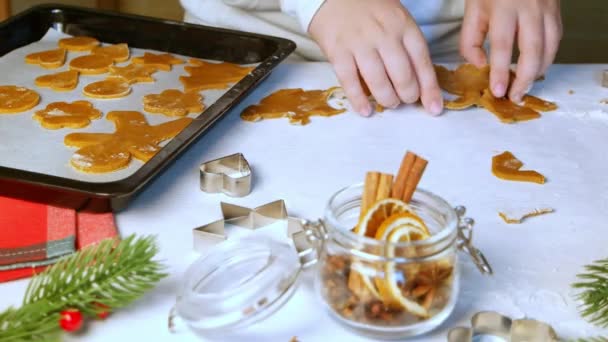 Przygotowanie świąteczne, dziecko usuwa dodatkowe ciasto, co pierniki ciasteczka — Wideo stockowe