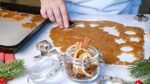 Lebkuchen backen. Kind schneidet Kreis und legt ihn auf Backblech — Stockvideo