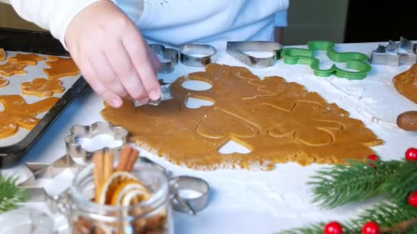 A fazer biscoitos de gengibre. Criança corta grande estrela com molde de Natal na mesa — Vídeo de Stock
