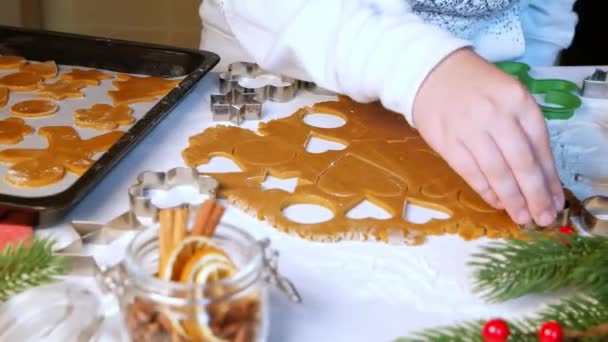 孩子们在桌上切心形姜饼，玩具枪 — 图库视频影像