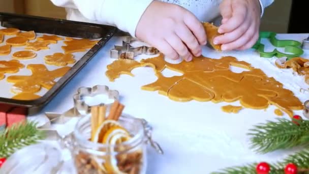 Karácsonyi előkészületek, gyermek eltávolítja extra tészta, hogy mézeskalács sütemények, babakocsi lövés — Stock videók