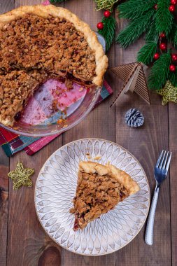 Geleneksel Amerikan yaban mersinli turtası, parçalanmış hamur ve cevizli, dikey, üst görünüm