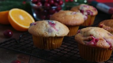 Ev yapımı portakallı kekler soğutucu rafında, Noel süslemeleri arka planda, dolly shot