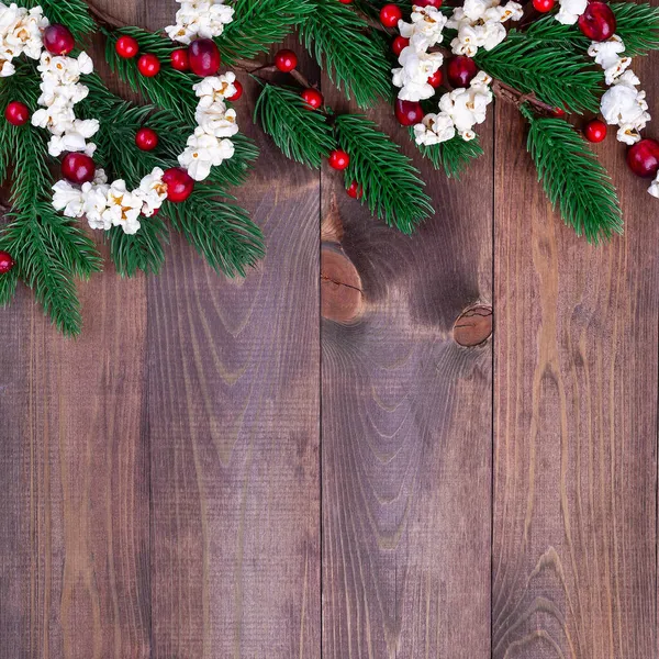 Bordüre mit traditioneller handgefertigter Weihnachts-Popcorn-Girlande mit roten Preiselbeeren, Draufsicht, quadratisch — Stockfoto