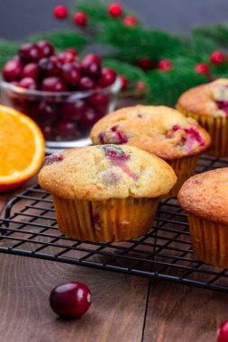 Soğutma rafında portakallı çörekler, dikey.