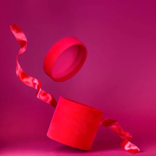 Подарочная коробка из красного бархата с красной шелковой лентой, День Святого Валентина, пространство для копирования, площадь — стоковое фото