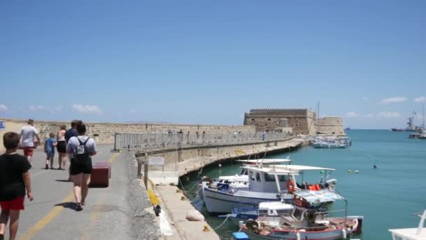 Porto vecchio con barche nel porto di Heraklion, turisti che camminano lungo il molo, Creta, Grecia — Video Stock