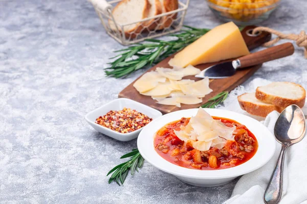 Sup cerobong dengan pasta, kacang-kacangan dan sayuran dengan roti renyah, horisontal, ruang fotokopi — Stok Foto