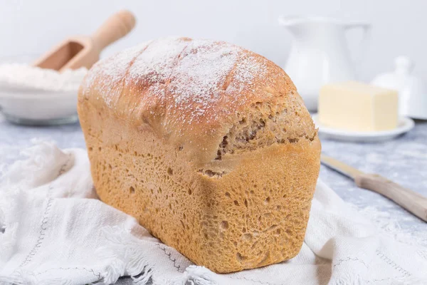 Bochník domácího chleba bez hnětení s bílou látkou, horizontální — Stock fotografie