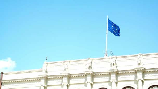 哥德堡市中心市政厅大楼顶部的欧盟旗帜，古斯塔夫阿道夫广场，迎风飘扬 — 图库视频影像