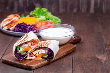 Izgara tavuk paketleri, yatay, kopyalama alanı