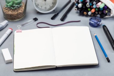 Renkli alkol tabanlı çizim işaretleri, gri arkaplan üzerine çizim için aksesuarları, yatay çizimler